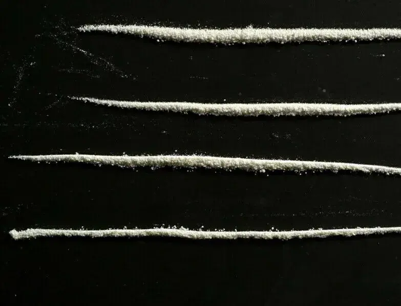 Weiße Kokainlinien vor schwarzem Hintergrund