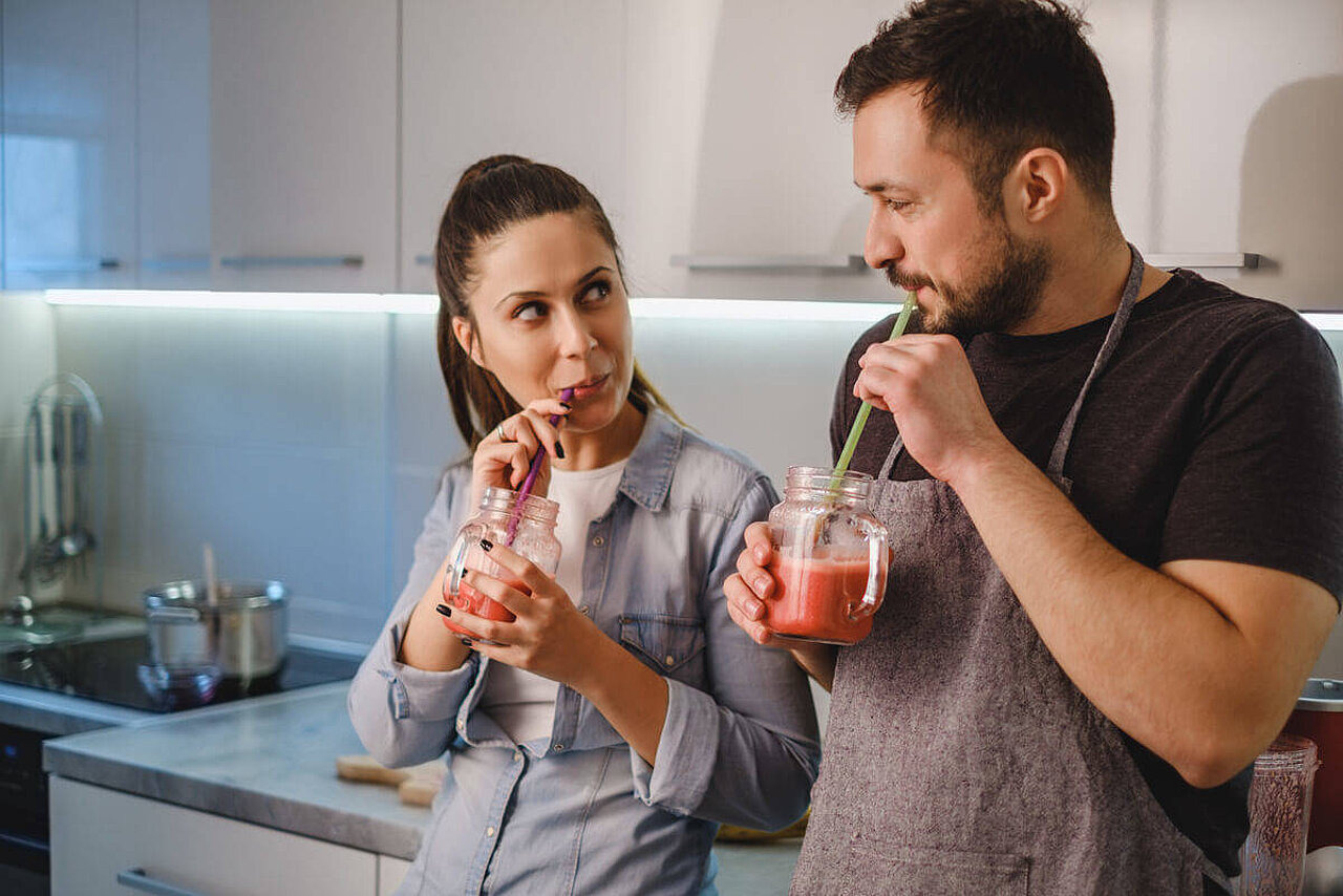 Ein Mann und eine Frau trinken alkoholfreie Getränke.